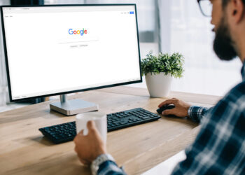 Hombre buscando en Google