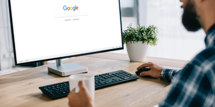 Hombre buscando en Google