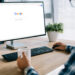Hombre buscando en Google